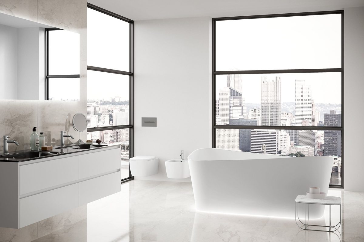 Bagno con vasca freestanding Novellini e grandi vetrate