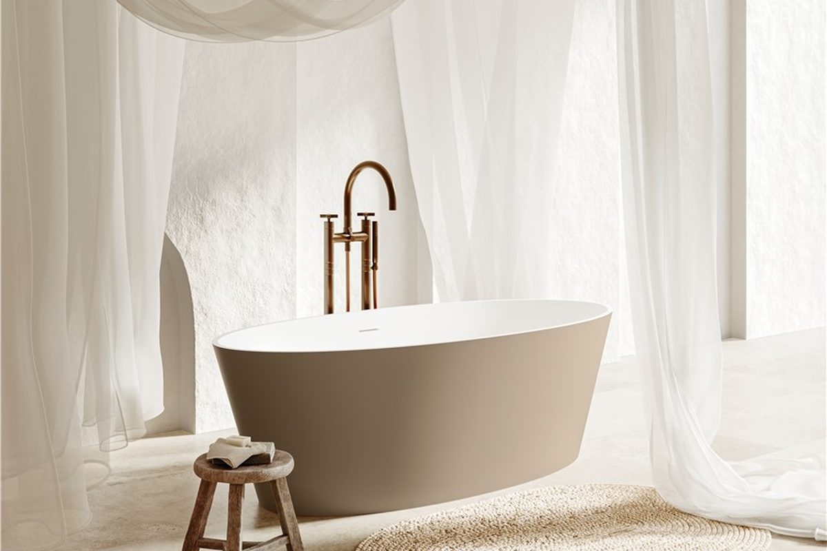 Vasca freestanding Gruppo Treesse in un ambiente luminoso con tendaggi