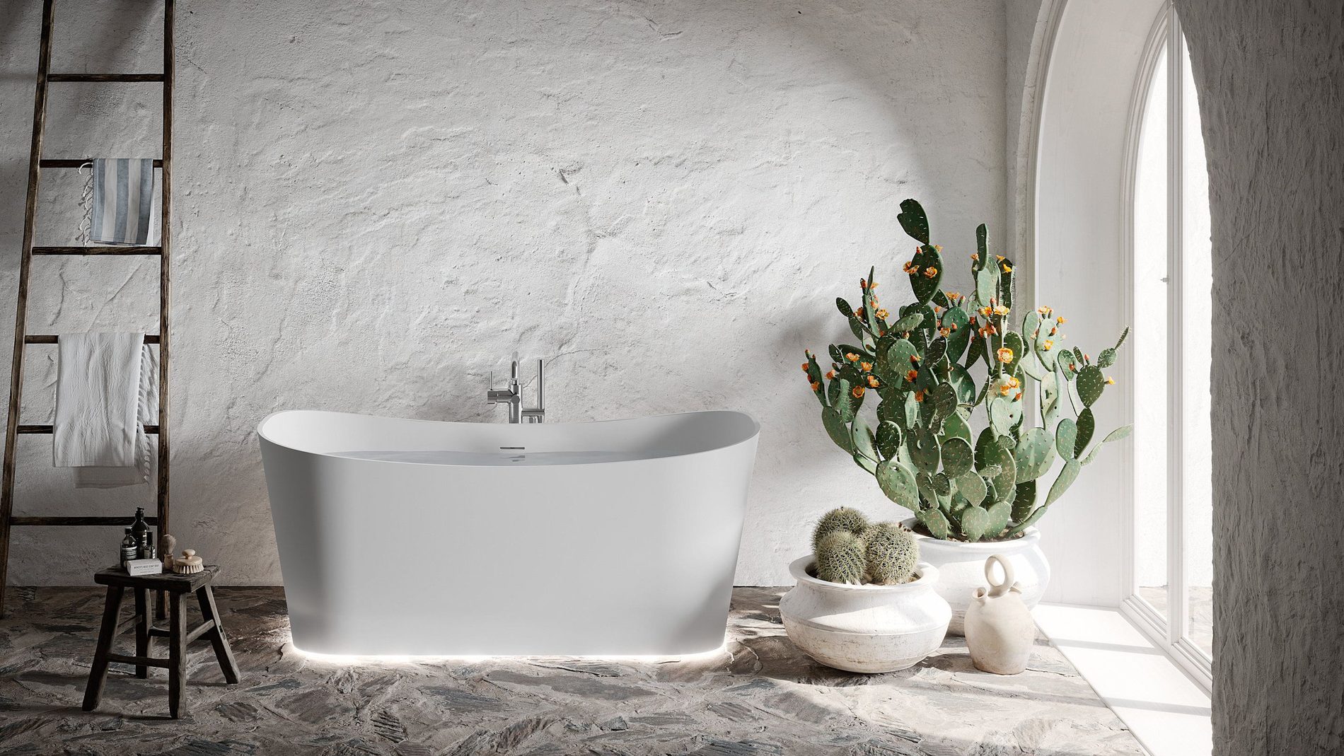 Vasca freestanding in un bagno luminoso dalle linee mediterranee