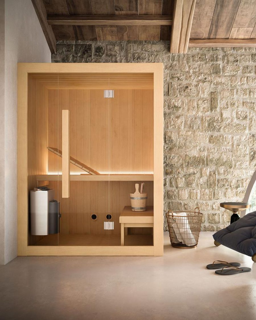 Sauna finlandese in legno installata in una mansarda