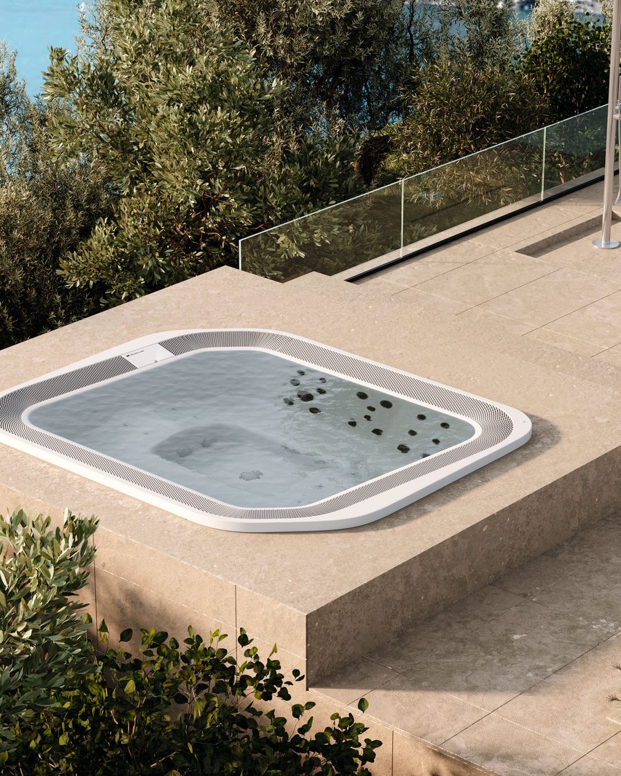 Mini-piscina idromassaggio installata su una terrazza